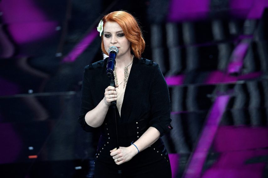 Anche la cantante sfoggia il fiore ma tra i capelli