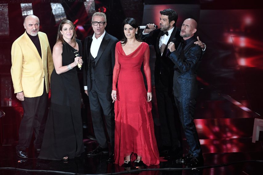 Rosso e nero per le donne del cast Claudia Gerini in Franco Ciambella e Valeria Solarino in Blumarine. Classiche ed eleganti, un bel 7 per entrambe!