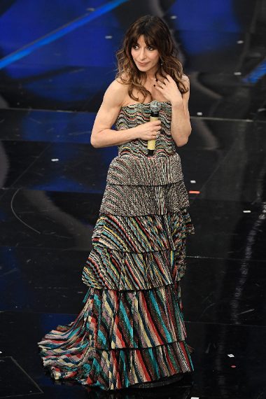 Originale, colorata ed elegantissima. Brava Sabrina! Voto 9