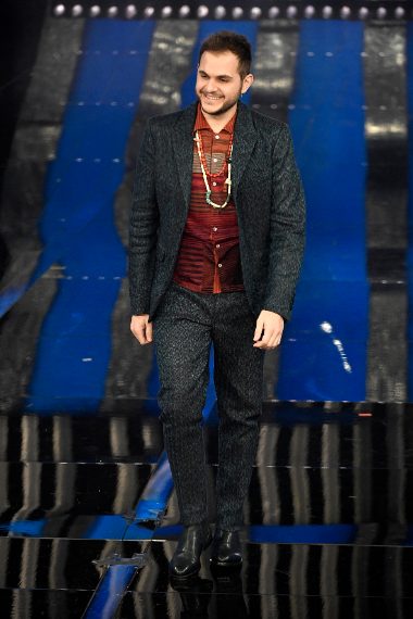 Un po' gipsy, un pò dandy e anche un pò trendy. Ha stile, non è scontato, ci piace! Voto 7