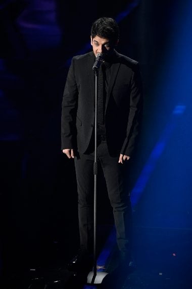 Look da funerale? Forse, ma al giovane cantante sta bene. Voto 7 e 1/2