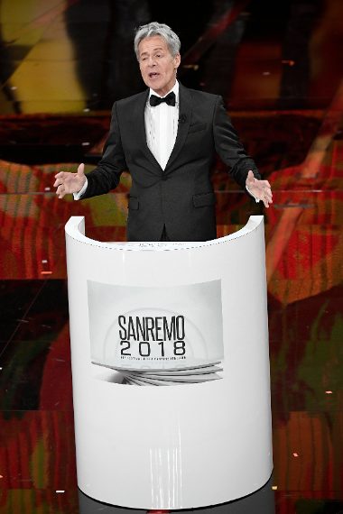 Smoking nero per Baglioni, molto elegante, peccato per il decoro luccicante sui polsini della giacca.... Voto 6 e 1/2