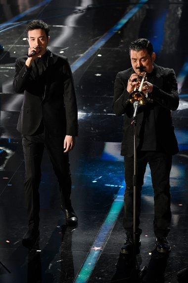 Nero, nero e ancora nero per il duo. Un tocco di colore? Voto 6-