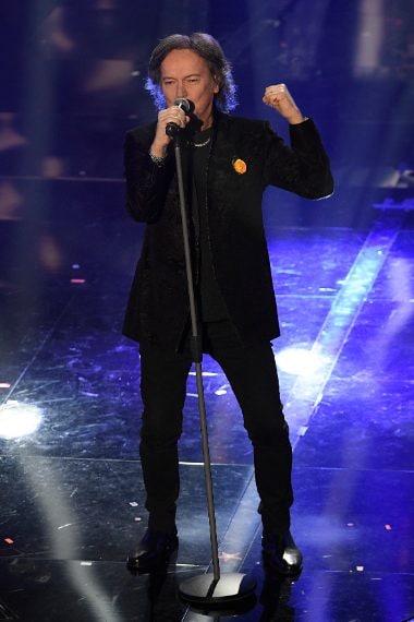 Per fortuna red lascia a casa la giacca rossa ma anche il look di questa sera non ci convince. Voto 5