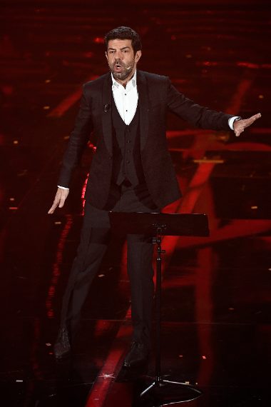 Elegante anche senza papillon... Favino sceglie uno smoking luccicante indossato con gilet e supera la prima prova di stile. Voto 8