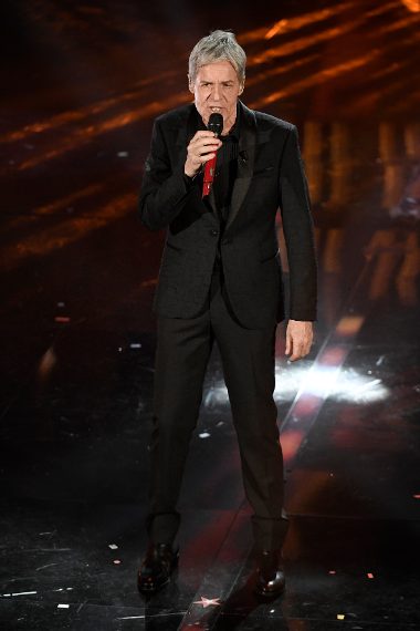 Per la seconda uscita sul palco Baglioni sceglie un abito scuro. Degno di nota il disegno tono su tono della giacca. Voto 7