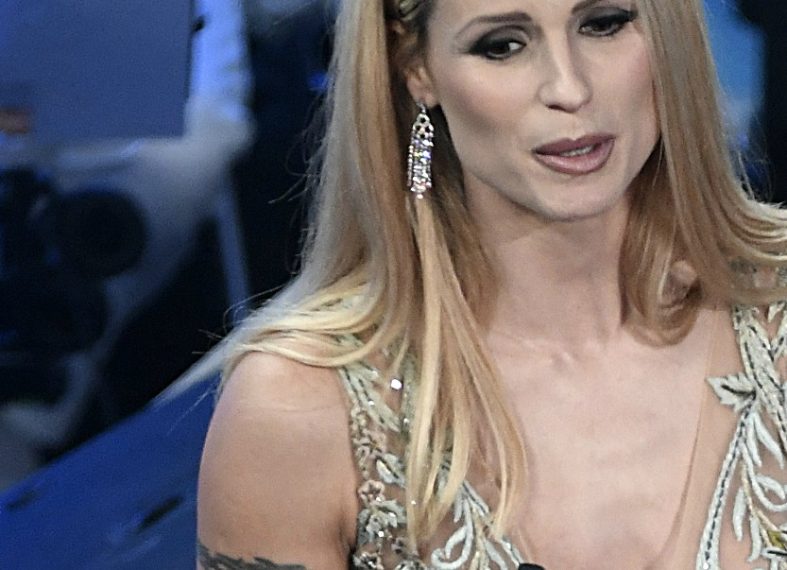 Gli orecchini sono in platino con diamanti e morganite di Tiffany & Co.