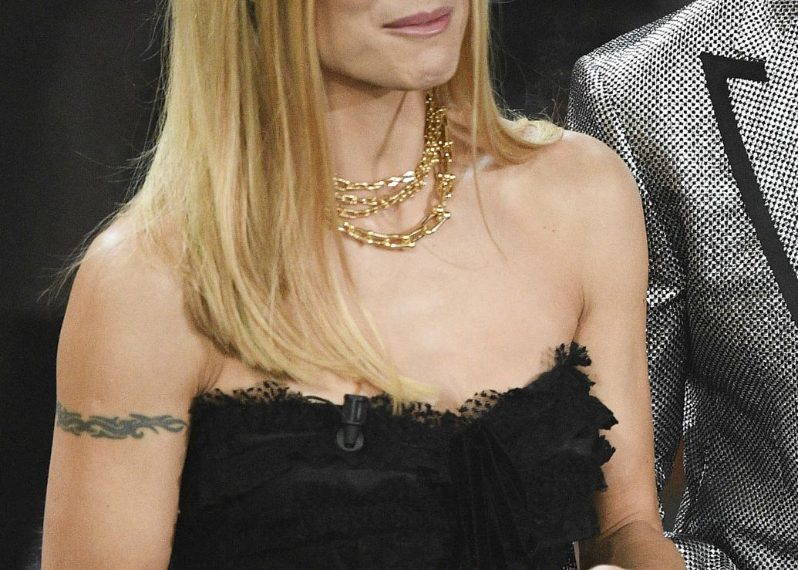 Michelle indossa due grintose collane in oro giallo della collezione Tiffany City HardWear