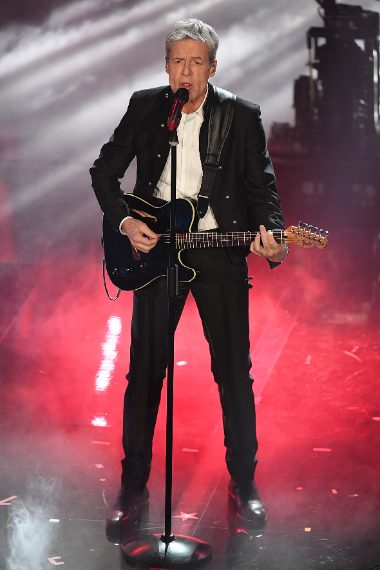 Per la prima uscita sul palco Baglioni indossa un completo nero con giacca dai bottoni gold e camicia bianca