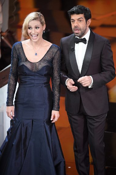 Favino sceglie uno smoking nero con rever a scialle in satin