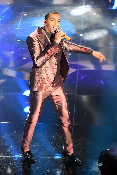 Il rapper sceglie un abito sartoriale tre pezzi dal tessuto colorato con fantasia tono su tono