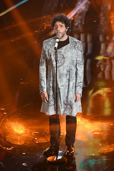 Giacca lucente dallo scollo asimmetrico per il cantante