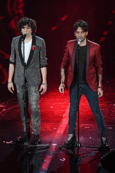 Tuxedo dai rever neri per Ermal Meta, giacca rossa per Fabrizio Moro