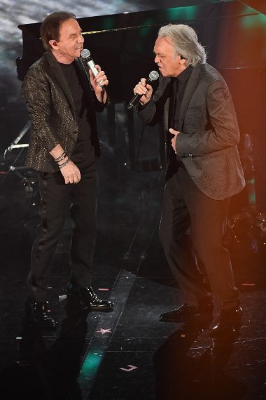 Giacca con dettagli gold per Facchinetti, fantasia micro per il tuxedo di Riccardo Fogli