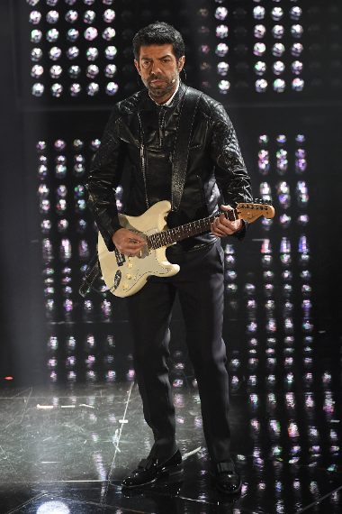 Giacca di pelle con impunture matelassè sulle maniche e look total black per il conduttore