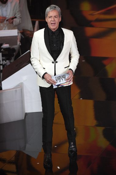 Il conduttore sceglie il bianco per la seconda uscita sul palco