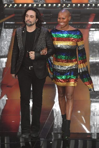 Sarcina indossa giacca in pelle con stud e borchie