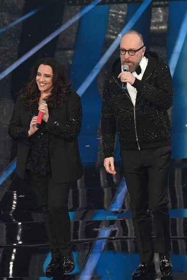 Lui indossa una felpa con cappuccio ricoperta di cristalli