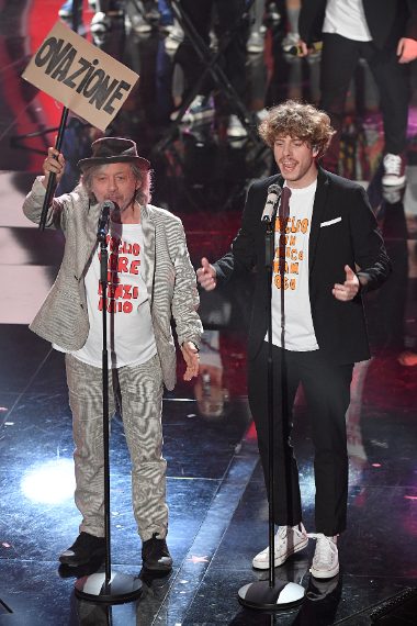 Completi sartoriali e shirt con scritte ironiche per il gruppo