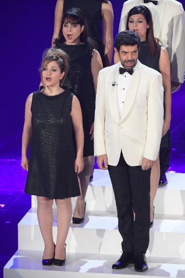 Il conduttore con smoking dalla giacca bianca