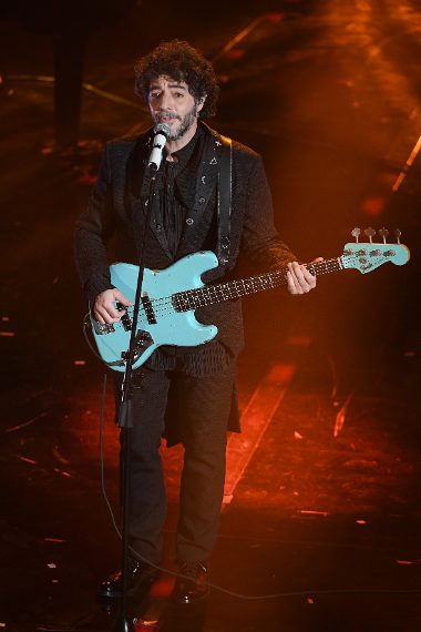 Giacca nera con decori lucenti sul bavero per il cantante