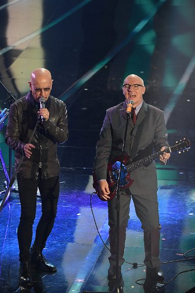 Ruggeri sceglie una giacca in pelle per l'esibizione sul palco