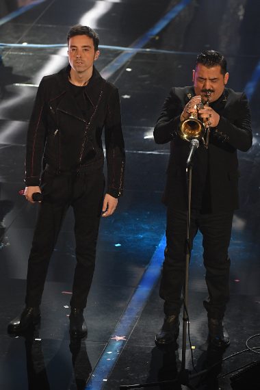 Diodato indossa una giacca in suede nero su pantaloni morbidi