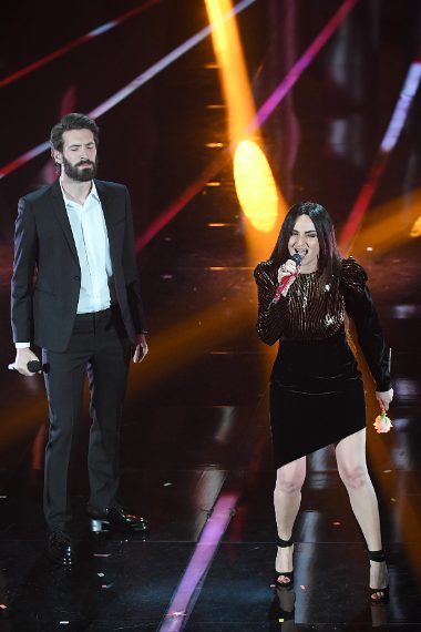 Abito scuro su camicia bianca per Caccamo