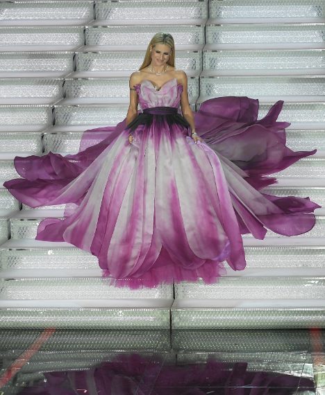 Per l'ultima apparizione sul palco Michelle indossa un enorme abito viola con petali