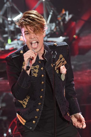 Giacca d'ispirazione militare per il frontman dei Kolors