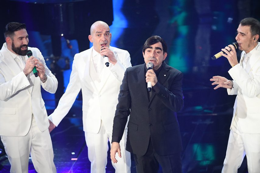 Elio in nero, i Neri per Caso in total white