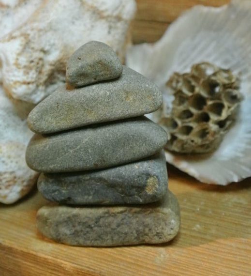 La sovrapposizione delle pietre di meditazione è stata per secoli una forma di meditazione che promuove la stabilità e la pace. È l'attività perfetta per chi ha bisogno di sentirsi rilassato dopo una giornata stressante o caotica.