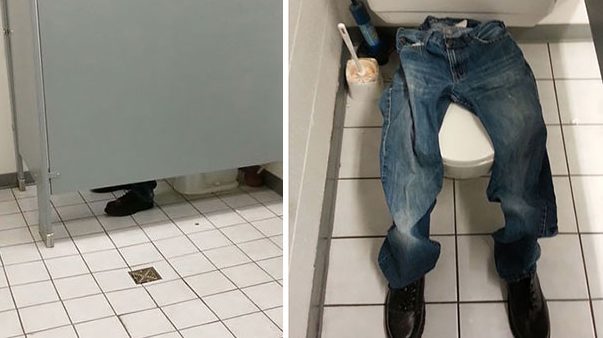 Fingere che il bagno sia occupato.