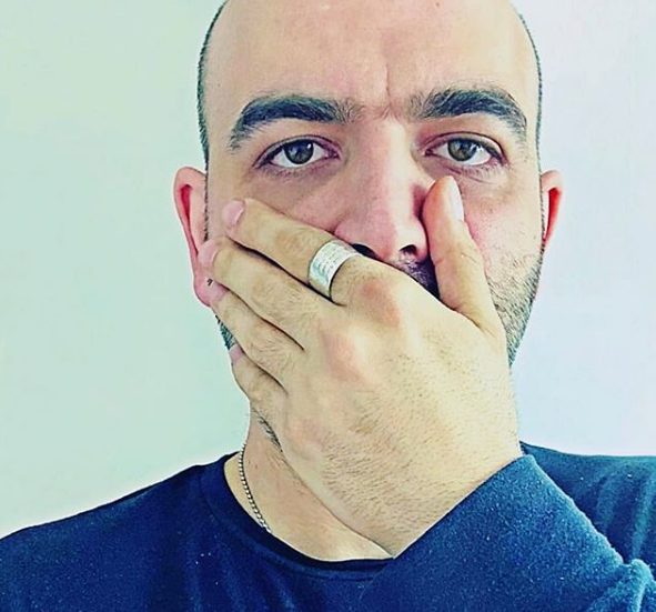 "La popolazione siriana è vittima di eserciti che combattono una guerra con metodi criminali: i soldati di Assad, le forze jihadiste, l'esercito di Erdogan e l'aviazione russa commettono atrocità che non risparmiano i civili. Nonostante continui a negare e accusare la stampa e gli attivisti di manipolare le informazioni, Assad sta usando armi chimiche sulla popolazione. Gas che uccide lasciando soffocare le persone nella propria saliva. A morire sono soprattutto bambini".