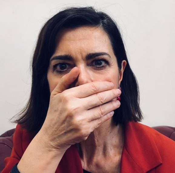 "Coprirsi la bocca e il naso contro l’uso dei gas in #Siria. Le armi chimiche uccidono facendo soffocare le persone nella propria saliva. A morire sono soprattutto bambini. Grazie a tutti coloro che con questo gesto simbolico dicono basta agli attacchi chimici. Inutile? Diffondere consapevolezza non lo è mai."