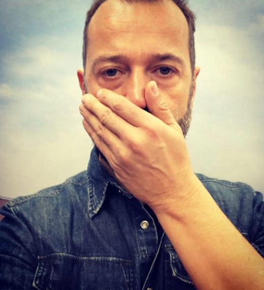 "Coprirsi la bocca e il naso contro l’uso dei gas in Siria. Le armi chimiche uccidono facendo soffocare le persone nella propria saliva. A morire sono soprattutto bambini. Grazie a tutti coloro che con questo gesto simbolico dicono basta agli attacchi chimici. Inutile? Diffondere consapevolezza non lo è mai."