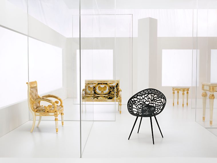 La collezione Versace Home 2018 celebra la famiglia con pezzi ispirati a Palazzo Versace in via Gesù a Milano, alla sua meraviglia, intimità e décor con un tocco contemporaneo e cenni all’Antica Grecia sugli arredi di design.
