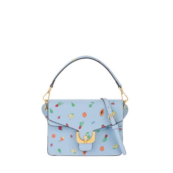 Il brand presenta durante la Design week la collection Frutta-à-porter con anguria a pois, pere fluo e anane tropical,una “macedonia” spiritosa e onirica disegnata da Alberto un bambino di 6 anni che ha inviato per gioco i suoi schizzi alla direzione creativa del marchio.