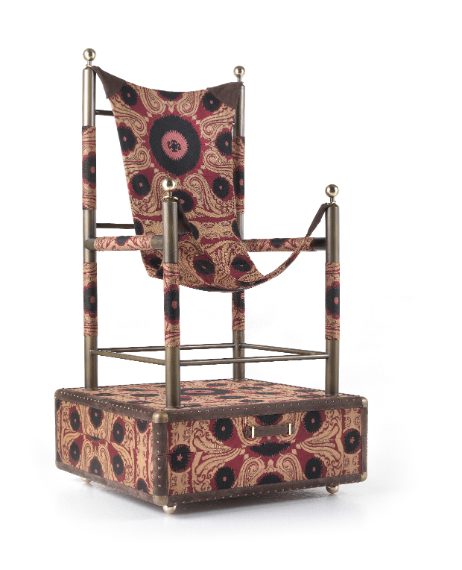 La sedia Babel, una sedia smontabile da viaggio con baule, visibile presso il negozio Etro Home di Via Pontaccio 17