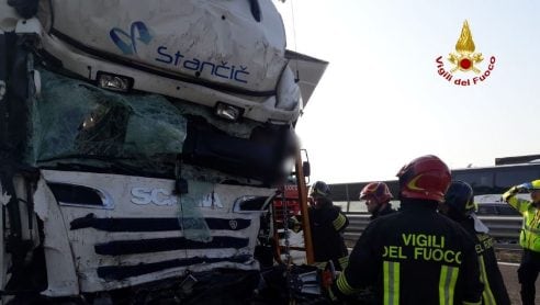 incidente tra tre tir sulla A4, un morto e traffico in tilt