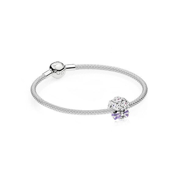 Bracciale con charm Pandora Bouquet delle Feste, 89 euro invece di 104 euro.