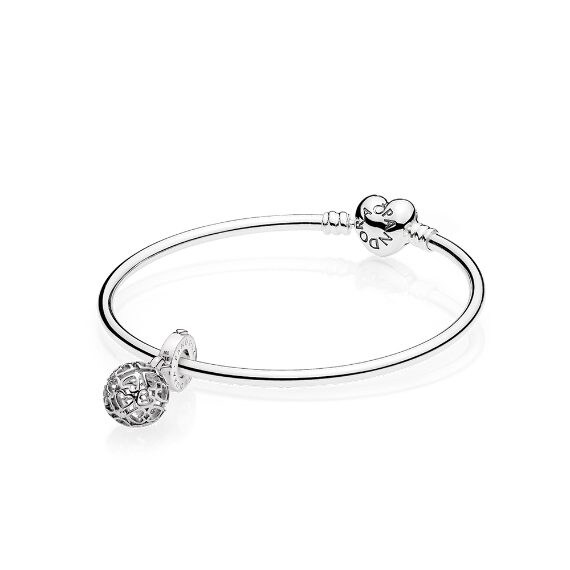 Bracciale con charm Pandora Armonia di Cuori, 75 euro invece di 88 euro.