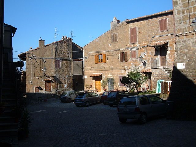 https://commons.wikimedia.org/wiki/File:Barbarano_Romano_-_Piazza_del_Castello.JPG