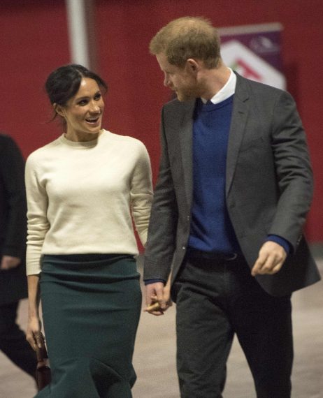 La gonna a matita è Greta Constantine, il maglione di cachemire di Victoria Beckham