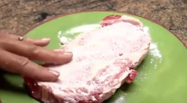 Put baking soda on the slice of meat to tenderize it: refrigerate for 3 to 5 hours, then rinse and it's ready to be cooked.