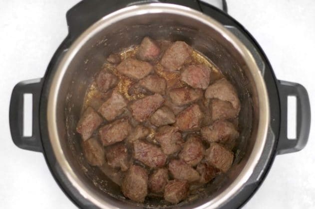 Cook the meat slowly: collagen will break even in the hardest parts. If you maintain the heat from 160 to 205°C, the collagen starts to gelatinize and the meat becomes more tender. Cooking time two and a half hours.You can either dry (grilled or smoked) or steam (brazing or stewing).