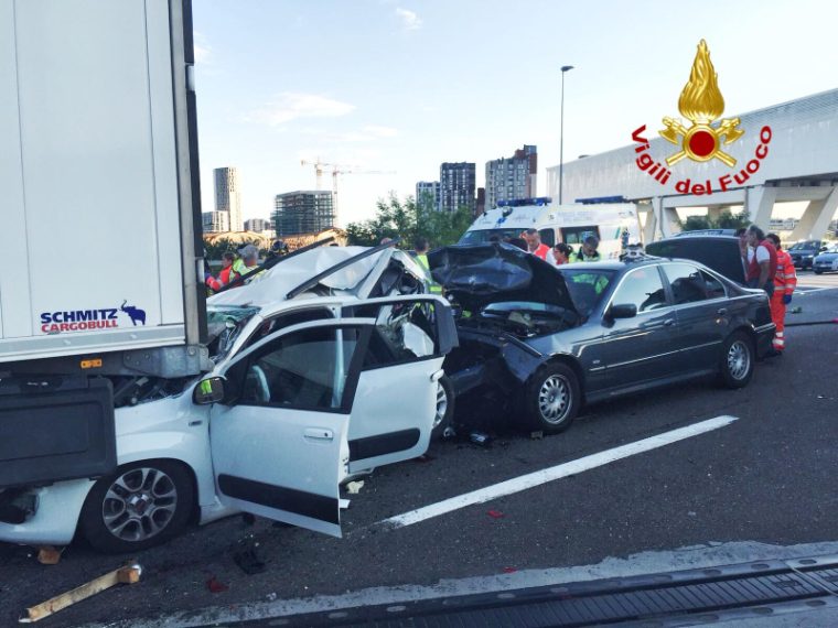 Violento tamponamento tra tir e due auto sull'A4: 4 feriti estratti ...
