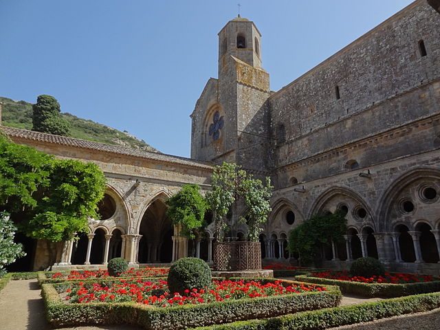https://commons.wikimedia.org/wiki/File:Narbonne_Abbaye_Sainte-Marie_de_Fontfroide_9.JPG