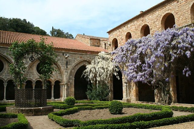 https://commons.wikimedia.org/wiki/File:Abbaye_de_Fontfroide_-_Narbonne_-_Aude_-_France_-_M%C3%A9rim%C3%A9e_PA00102787_(20).jpg