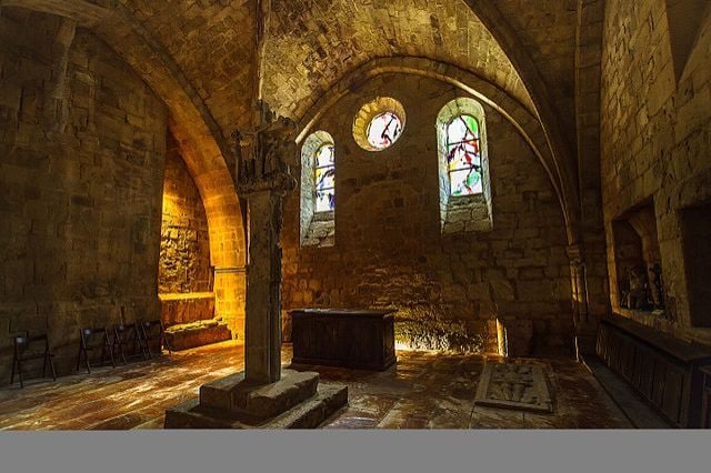 https://commons.wikimedia.org/wiki/File:La_chapelle_des_morts_de_l%27abbaye_de_Fontfroide.jpg